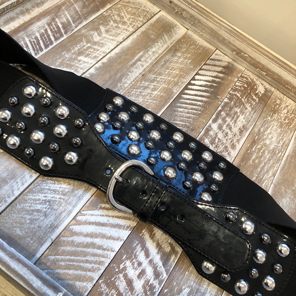 White House /Black Market .... belt